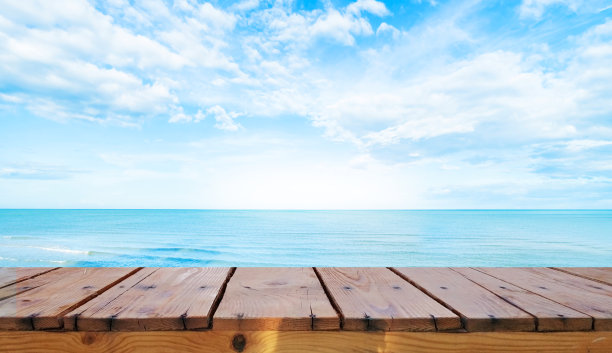 蓝色的海洋上的木制桌面图片下载