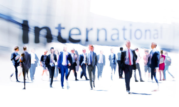 伦敦,英国。背景有大量走动的商务人士，代表着忙碌的生活和现代商务节奏图片下载