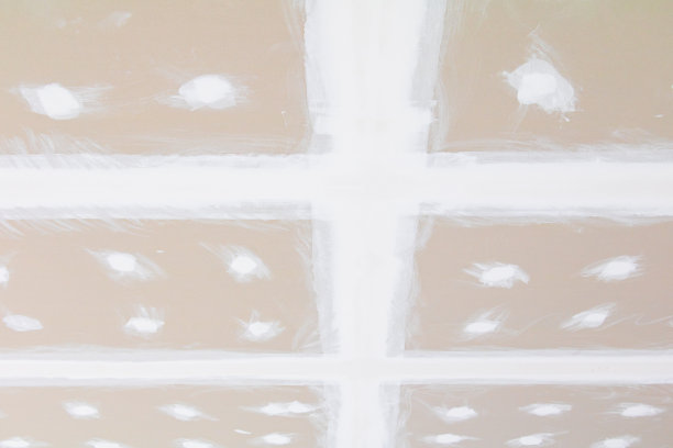 建筑施工现场的室内装饰采用石膏板吊顶结构和抹灰砂浆墙，底漆为白色图片下载