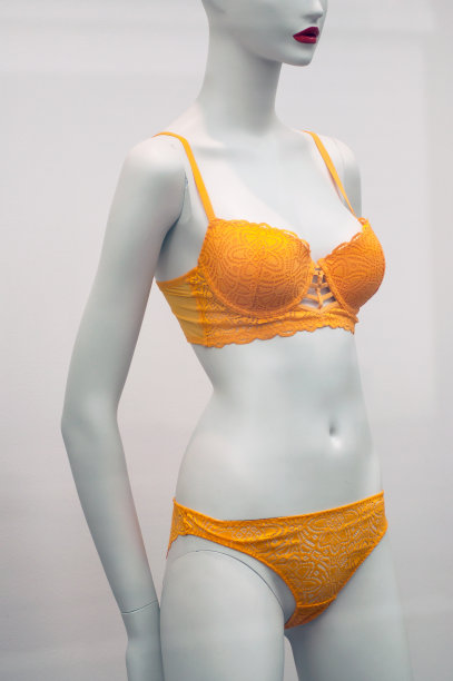 在时装商店的女装陈列室里，背部的黄色内衣模特图片下载