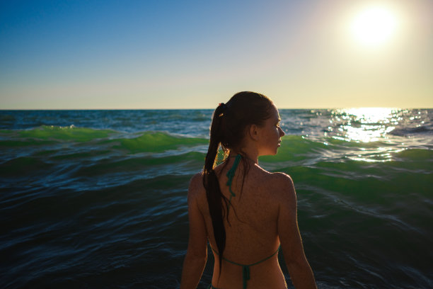 年轻苗条美丽的女人在日落海滩，顽皮，跳舞，跑步，波西米亚服装，独立风格，暑假，阳光，有乐趣，积极的心情，浪漫，泼水，剪影，快乐，照片色调图片下载
