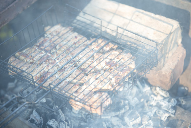 猪肉正在烤架上。图片下载