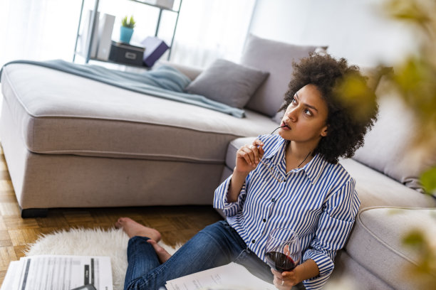 在家放松工作。图片下载