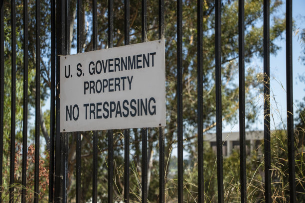 美国政府财产禁止非法侵入栅栏上的标志图片下载