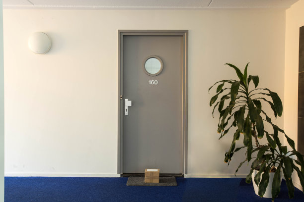 包裹送到前门，没人在家。网上购物图片下载