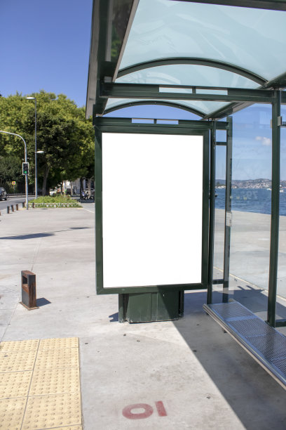公共汽车站内的广告标志。图片下载