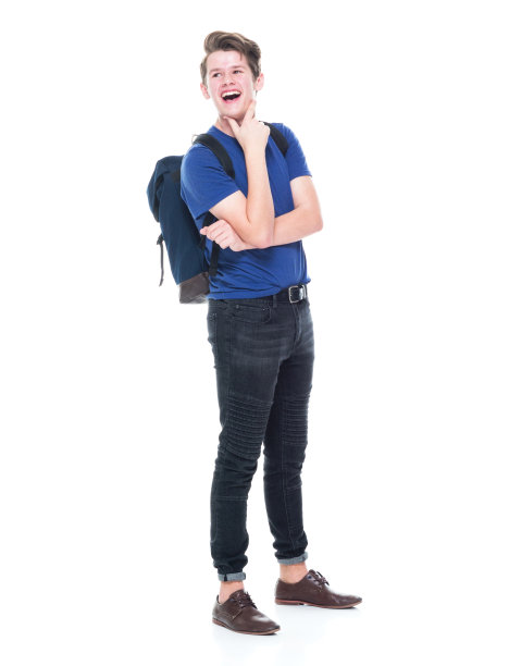 全长/一人/一人16-17岁英俊的人棕色头发白人男性/年轻男性学生/高中生/男孩/十几岁的男孩前面白色背景穿着t恤/衬衫/牛仔裤/背包图片下载