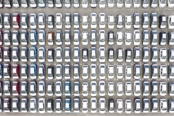 顶视图排新车出口码头，物流和出口图片下载