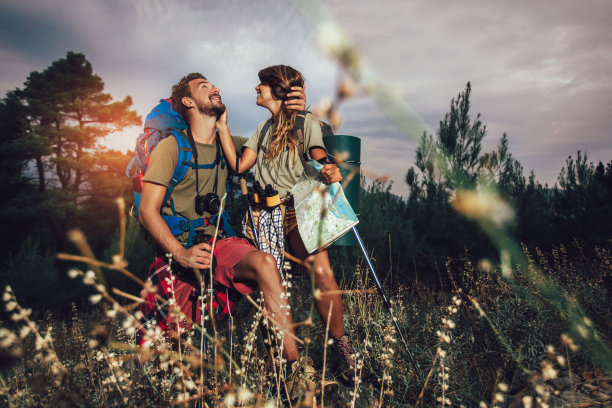 年轻夫妇享受着他们的徒步旅行，沿着山路走着。图片下载