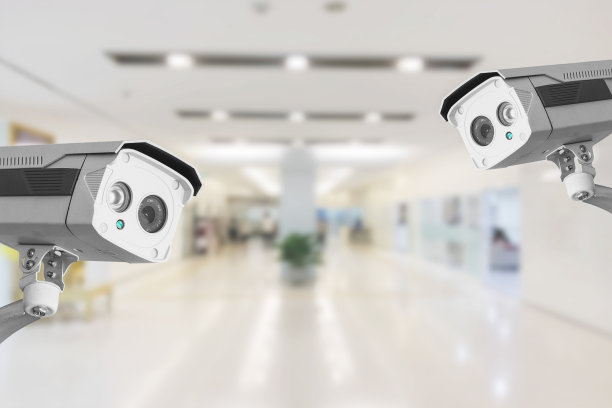 医院里的闭路电视监控摄像头在模糊背景下运行。图片下载