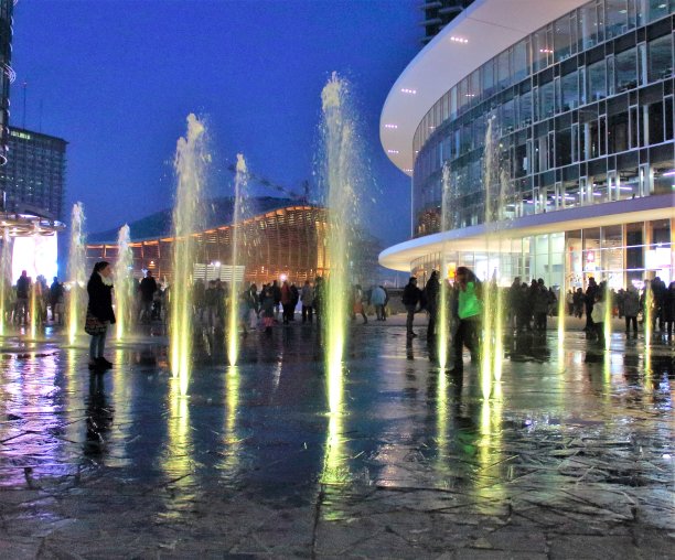 意大利米兰——2016年11月27日，新建筑的夜景，位于Porta Nuova地区的Gae Aulenti广场和Corso Como图片下载