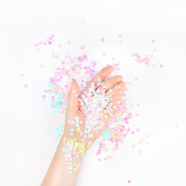 珍珠彩色纸屑点缀着女人的手图片下载