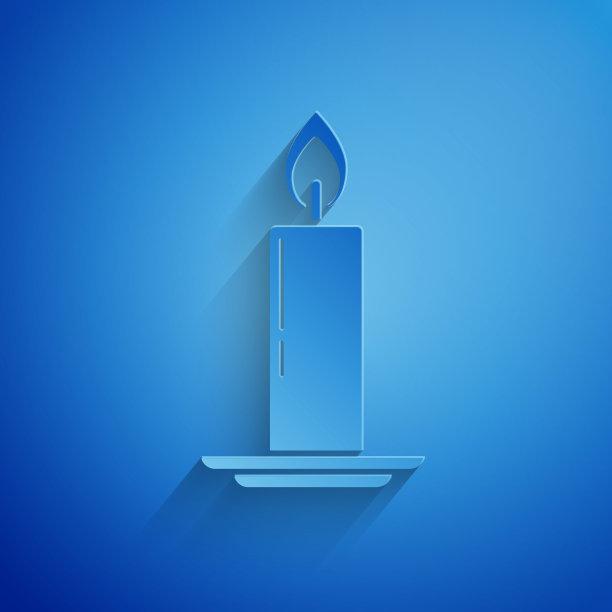 剪纸燃烧的蜡烛在烛台图标孤立在蓝色背景。老式点燃的蜡烛。燃烧着火焰的圆柱形蜡烛棒。纸艺术风格。矢量图图片下载