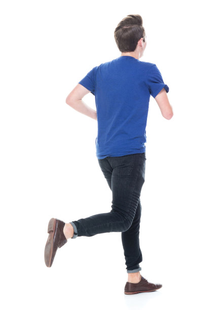 全长/一人/一人/ 16-17岁英俊的人棕色头发白人男性/年轻男子男孩/青少年男孩/学生/高中生在白人背景前跑步/慢跑图片下载