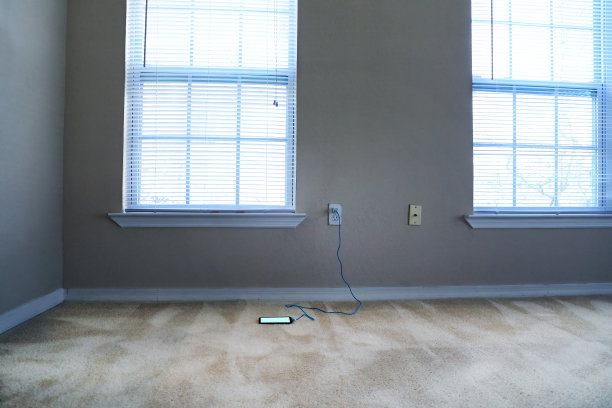 在家里给手机充电图片下载