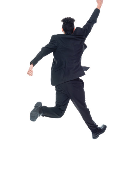 后视图/全长/一个人20-29岁的成年人英俊的人/高个子卷发非洲民族/非洲裔美国人的男性/年轻男子商人/商人在白人背景前跳着穿西装图片下载