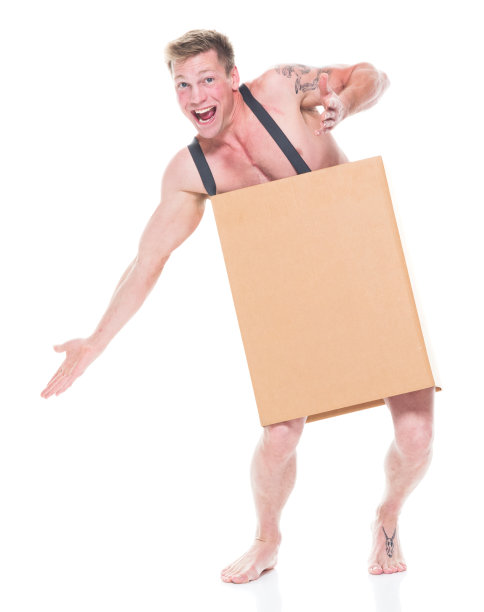 正面图片/全身/一个20-29岁的白人男性/年轻男子站在白色背景前，穿着背带，绝望/饥饿/贫穷/赤裸上身/微笑/快乐/快乐和乞讨/图片下载