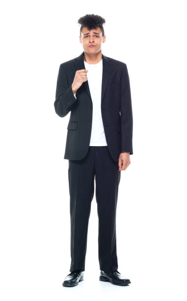 全长/一人/正面/看镜头20-29岁的成年人英俊的人/高个子卷发非洲裔/非洲裔男性/年轻人商人/商人在白人背景前图片下载