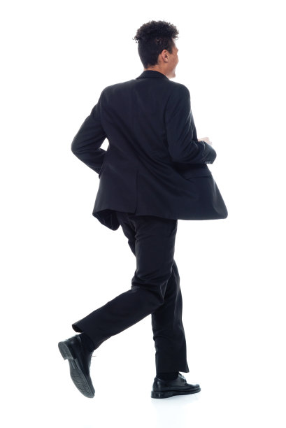 全身/一人/后视图20-29岁的成年人英俊的人/高个子卷发非洲裔/非洲裔人种男性/年轻人商人/商人在白人背景下跑步/锻炼图片下载