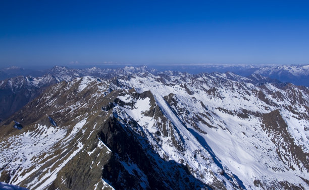 从塔罗堤上俯瞰意大利的阿尔卑斯山图片下载