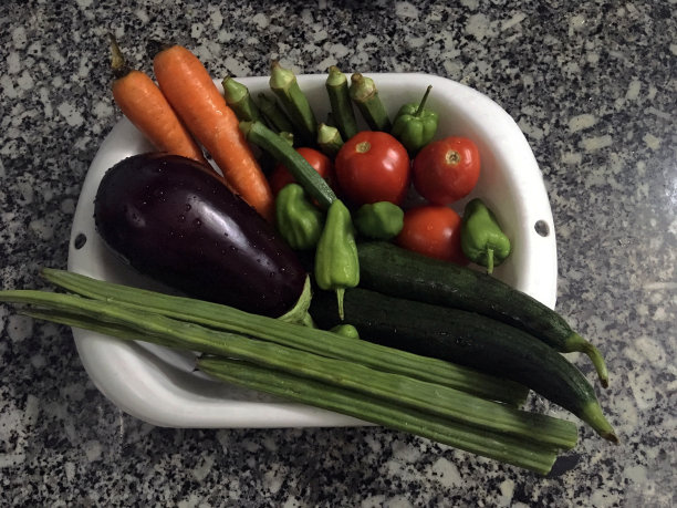 灰色的桌子上放着白色托盘里的各种新鲜的彩色有机蔬菜，创意的食物背景，俯视图，选择性聚焦在马哈拉施特拉邦图片下载