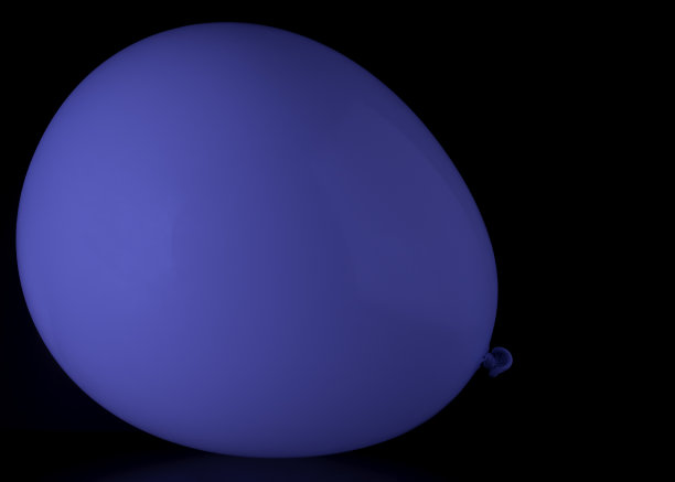 黑色背景上的蓝色气球图片下载