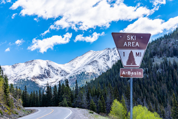 科罗拉多州，洛夫兰山口的春天图片下载