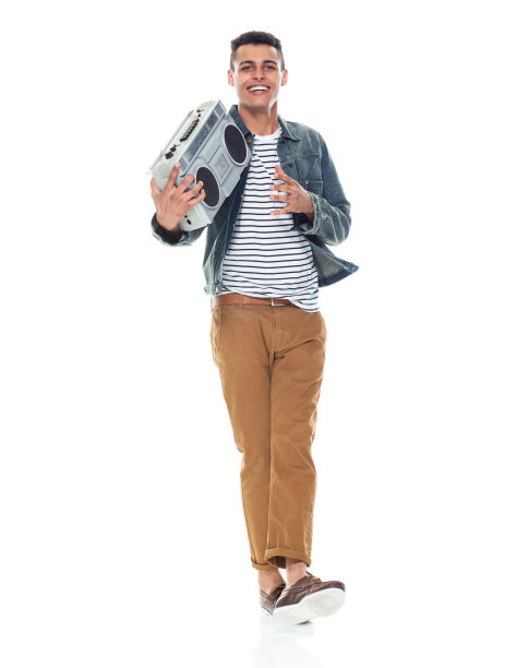 全身/一人/正面视图20-29岁的成年人英俊的人/高个子非洲民族/非裔美国人的种族男性/年轻男子舞者跳舞/锻炼在白色背景穿着牛仔夹克/酷的态度图片下载