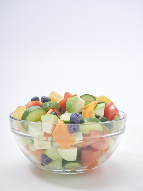 混合水果和蔬菜沙拉。健康的早餐菜单。减肥食品图片下载
