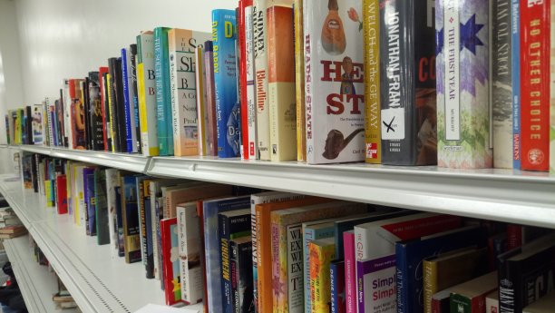 书架上的书图片下载