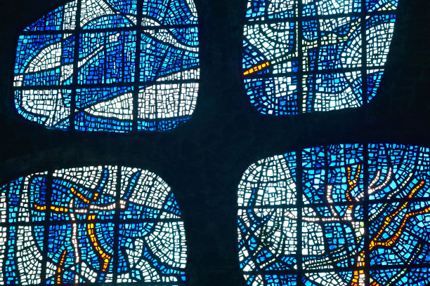 在Arantzazu圣堂的彩色玻璃窗。Euskadi、西班牙图片下载