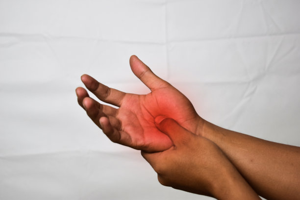 近距离亚洲人的疼痛在一个孤立的手掌上白色的背景图片下载