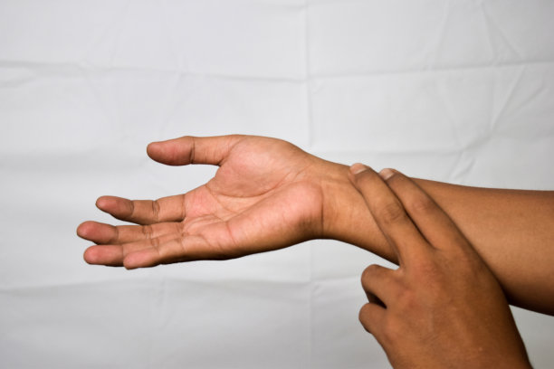 近距离亚洲人测量脉冲孤立在白色背景图片下载