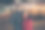 这是一对情侣在新年午夜参加城市公园的照片，天气寒冷，他们穿着温暖的冬季夹克站在户外图片下载