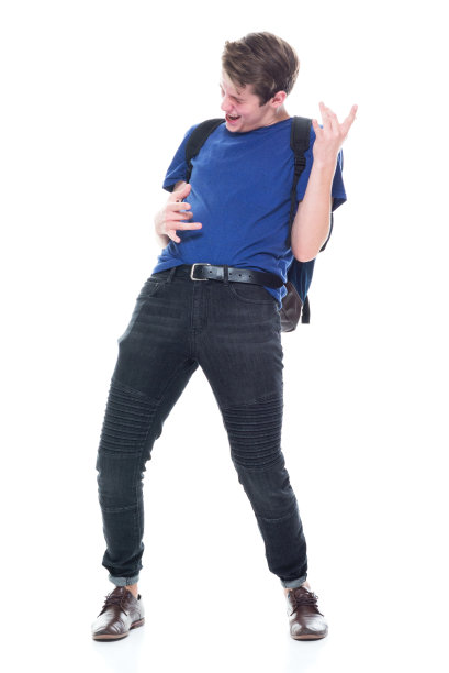 全长/一人/一人16-17岁英俊的人棕色头发白人男性/年轻男子学生/高中生/摇滚音乐家/男孩/青少年男孩弯曲/跳舞在白人背景/酷的态度图片下载