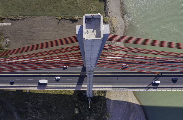 横跨河流的斜拉桥图片下载