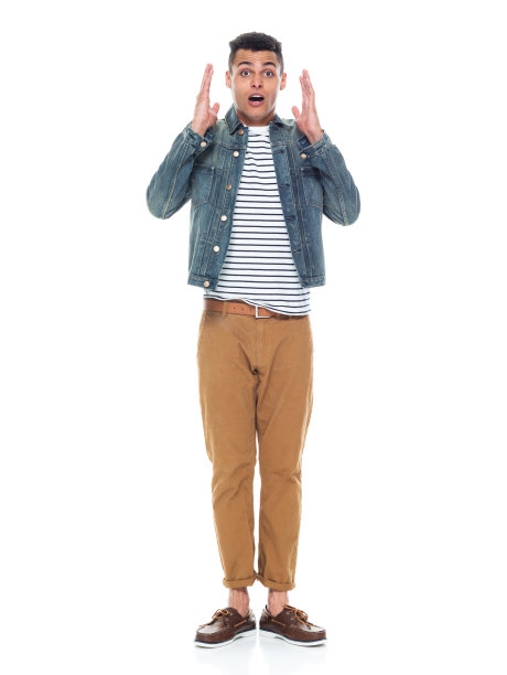 全长/一人/正面视图20-29岁的成年人英俊的人/高个子非洲裔/非裔美国男性/年轻男子站在白色背景穿着夹克/船鞋谁是震惊/惊讶图片下载