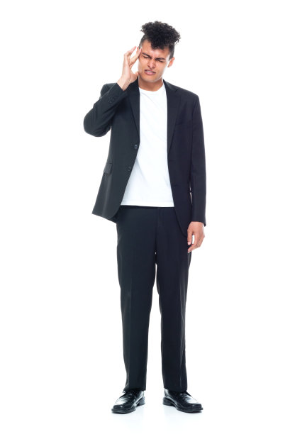 全长/一人/正面/看镜头20-29岁的成年人英俊的人/高个子卷发非洲裔/非洲裔男性/年轻人商人/商人在白人背景前图片下载