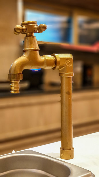 复古的金色水龙头在模糊的背景。图片下载
