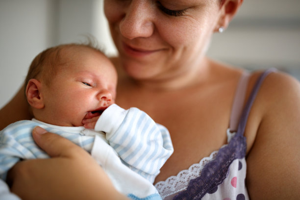 婴儿睡在爸爸的怀里图片下载