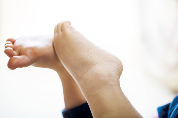 孩子们的光脚。孩子的健康赤脚在白色的背景。图片下载