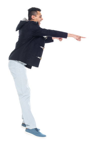 侧视图/全长/一个人20-29岁的成年人英俊的人非洲民族/非洲裔男性/年轻男子跳在白色背景下穿着夹克/暖和的衣服/凉爽的态度谁是指图片下载