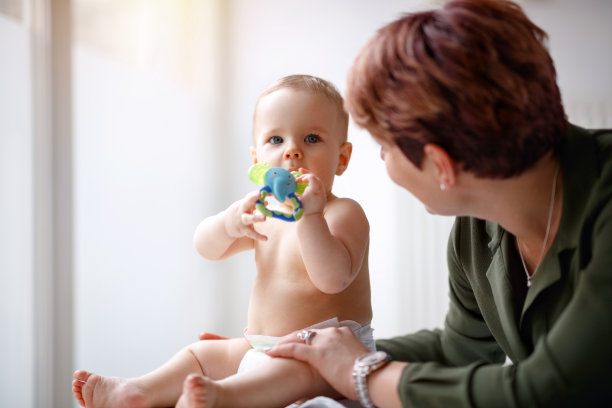 父亲举起男婴图片下载