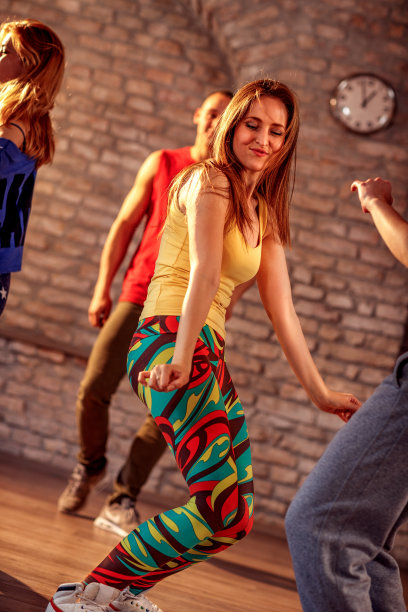 激情舞蹈队-城市街舞舞者在工作室进行舞蹈训练图片下载