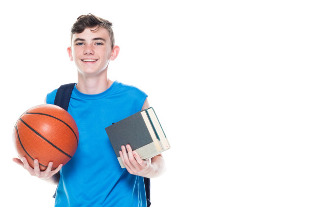 正面视图/一人/一人/一个十几岁的男孩/腰以上12-13岁英俊的人白人男性/年轻男子篮球运动员/学生/大学生/初中生/男孩/背着背包的十几岁的男孩图片下载