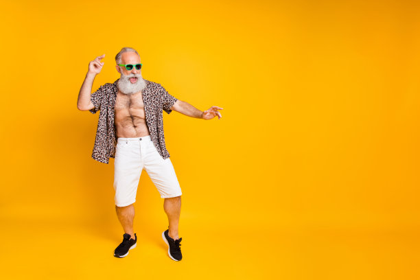 全身大小的照片的老人跳舞在黄色生动的阳光背景他是孤立的图片下载