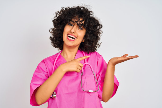 戴听诊器的年轻阿拉伯女医生，惊讶地指向镜头。图片下载