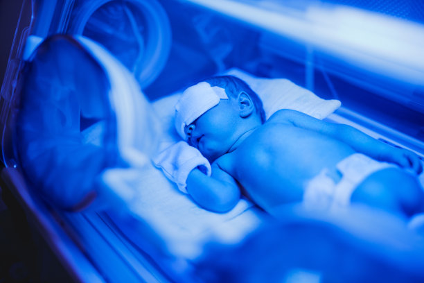 婴儿睡在爸爸的怀里图片下载