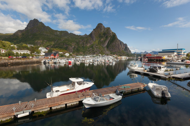 湖中或大河中美丽的小船图片下载