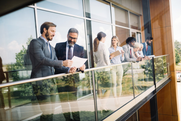 年轻的设计师们在休息时间谈论商业计划图片下载